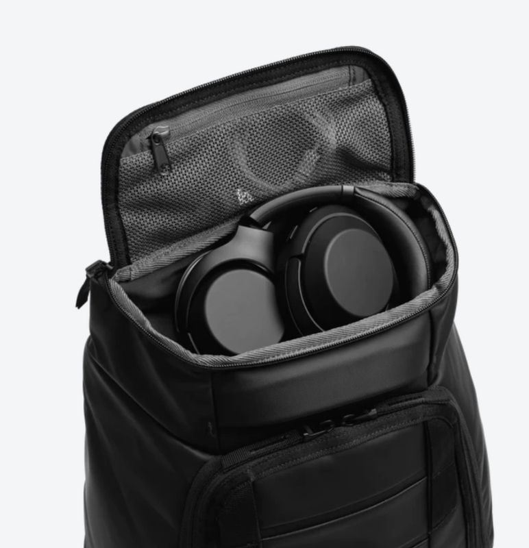 DB HUGGER 25L RYGGSEKK BLACK OUT